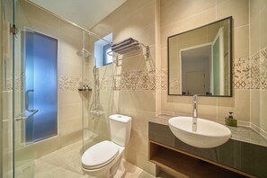 Shower, perlengkapan mandi gratis, pengering rambut, dan handuk