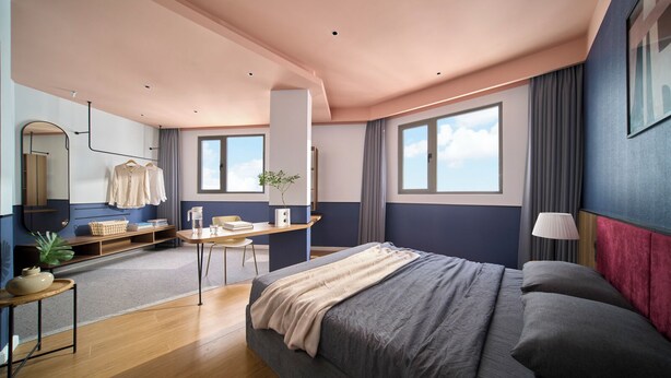 Un dormitorio moderno con una cama grande, un escritorio, una silla, un espejo y una ventana.