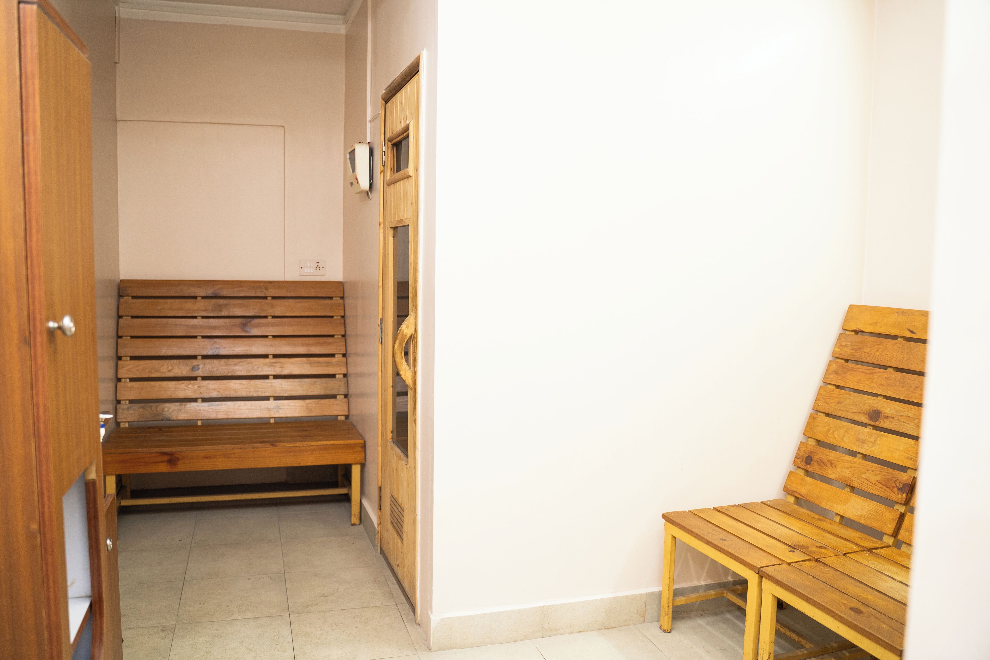 Un pasillo con un banco de madera y una puerta.