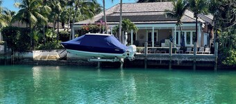 Joyau caché dans la communauté fermée d'Islands Old Fort Bay.