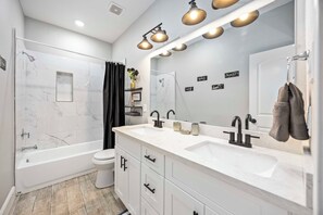 Hair dryer, towels, soap, toilet paper - Cozy 2-bedroom apartment Near Downtown (Houston)