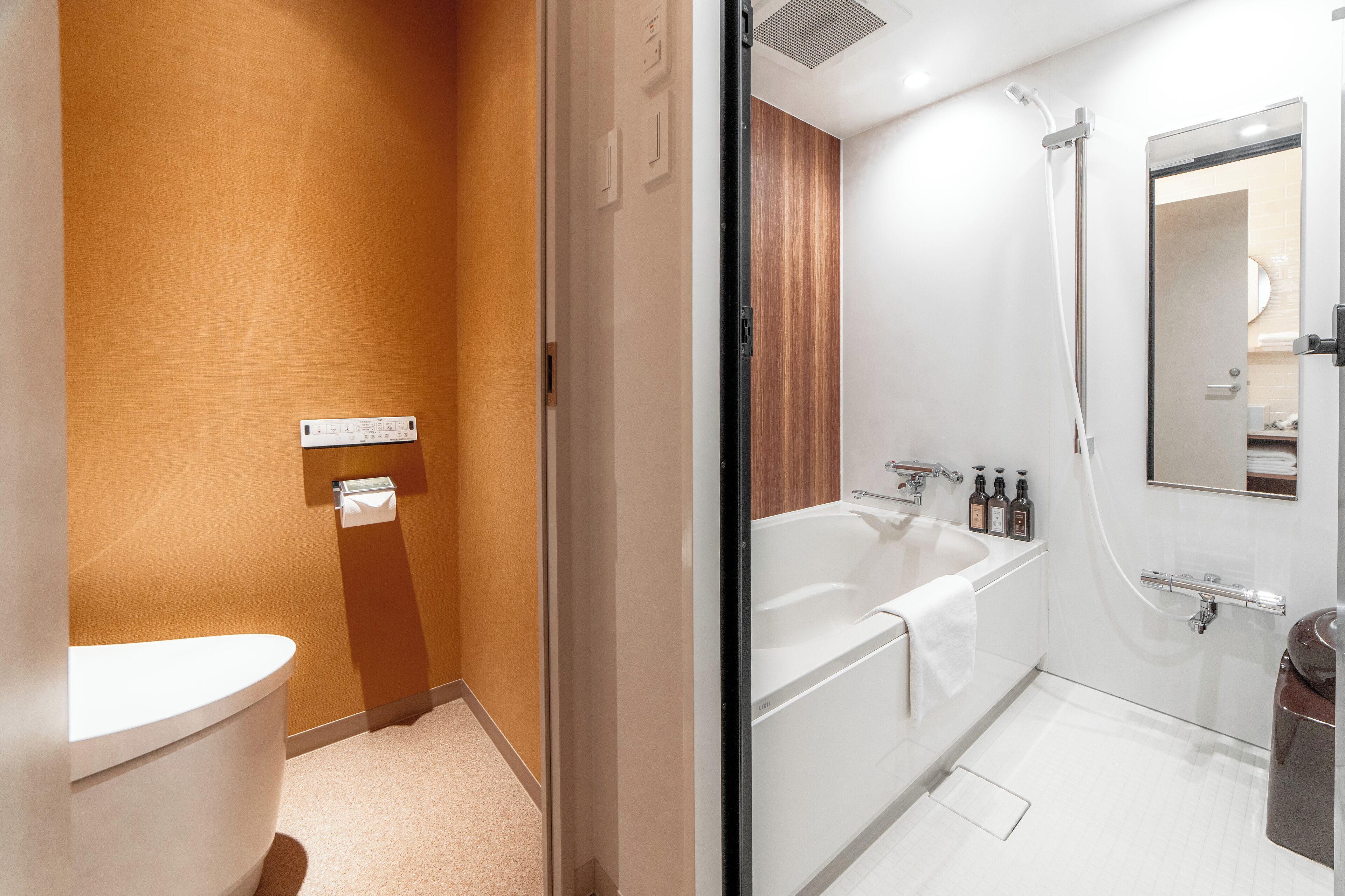 Double Room | Bilik Mandi | Tab mandi dan pancuran berasingan, kelengkapan dandanan diri percuma 