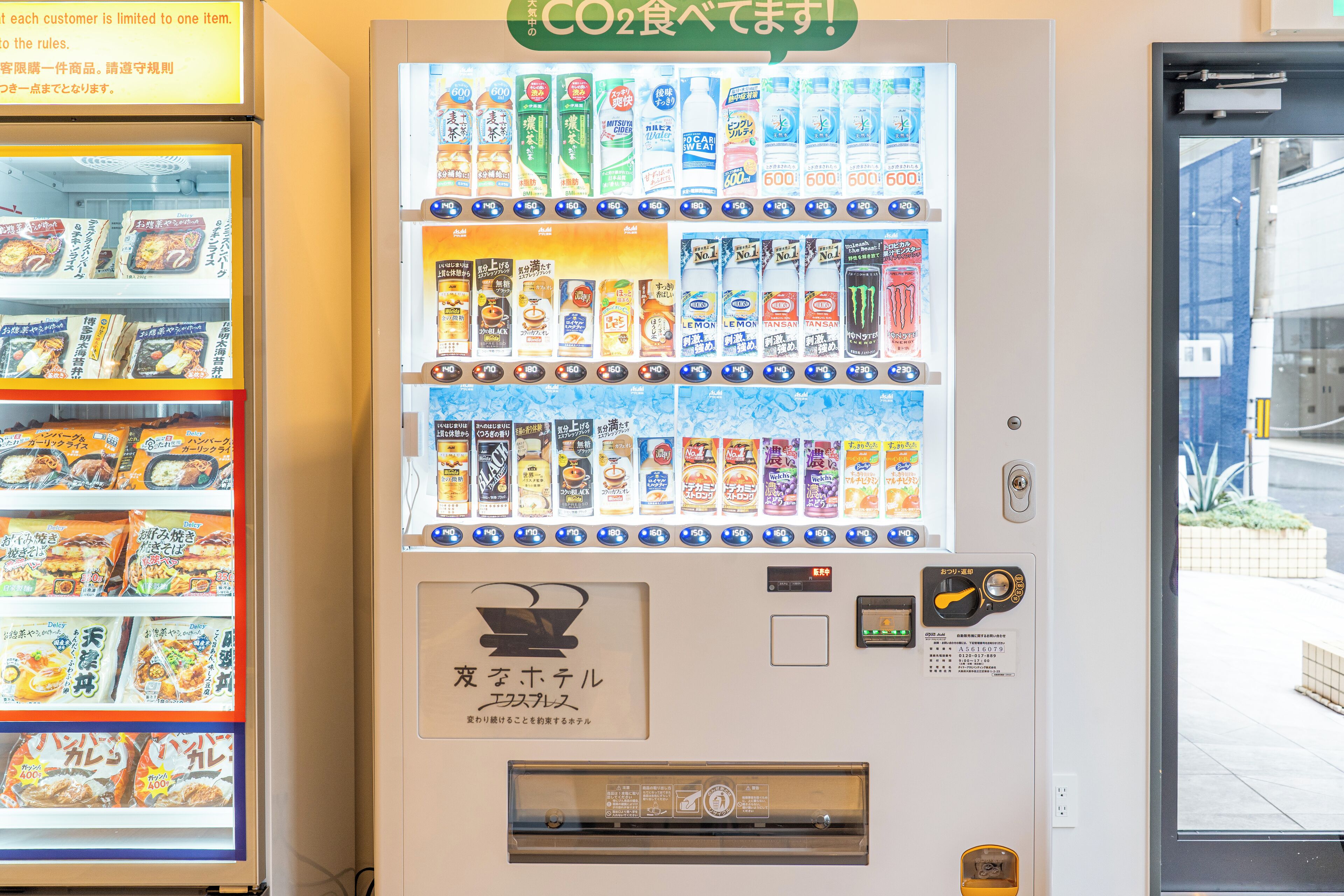 Máquina expendedora con diferentes productos alimenticios envasados.