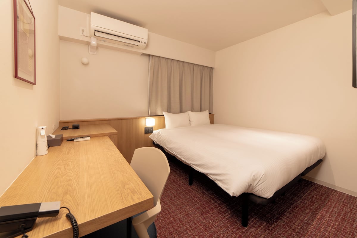 Down duvets, in-room safe, desk, laptop workspace