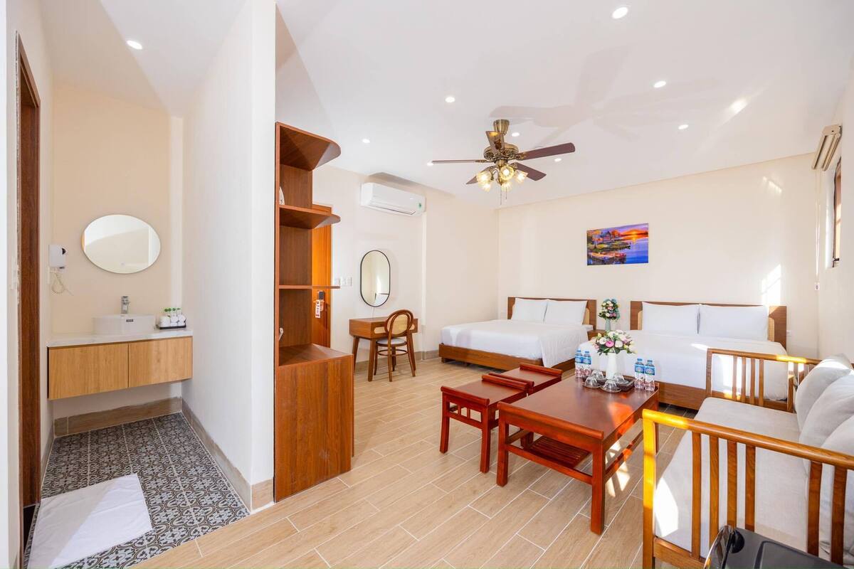Phòng 4 dành cho gia đình | Chăn bông, minibar, bàn, phòng cách âm 