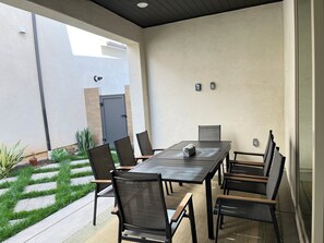 Outdoor dining - Mid-Century Modern 3BR in Great park Irvine (Irvine)