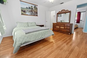 3 bedrooms, iron/ironing board, free WiFi, bed sheets - The Kemper Camper (Lubbock)