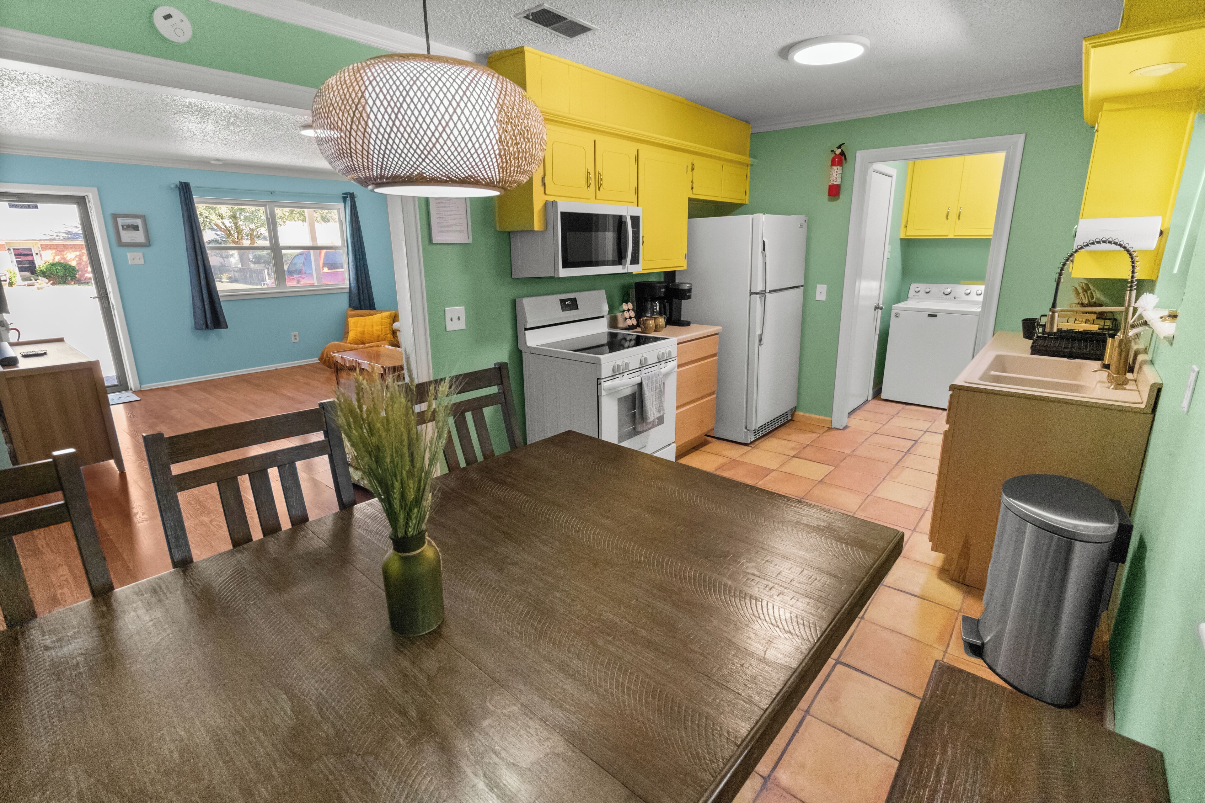 Kylskåp, mikrovågsugn, ugn och spishäll