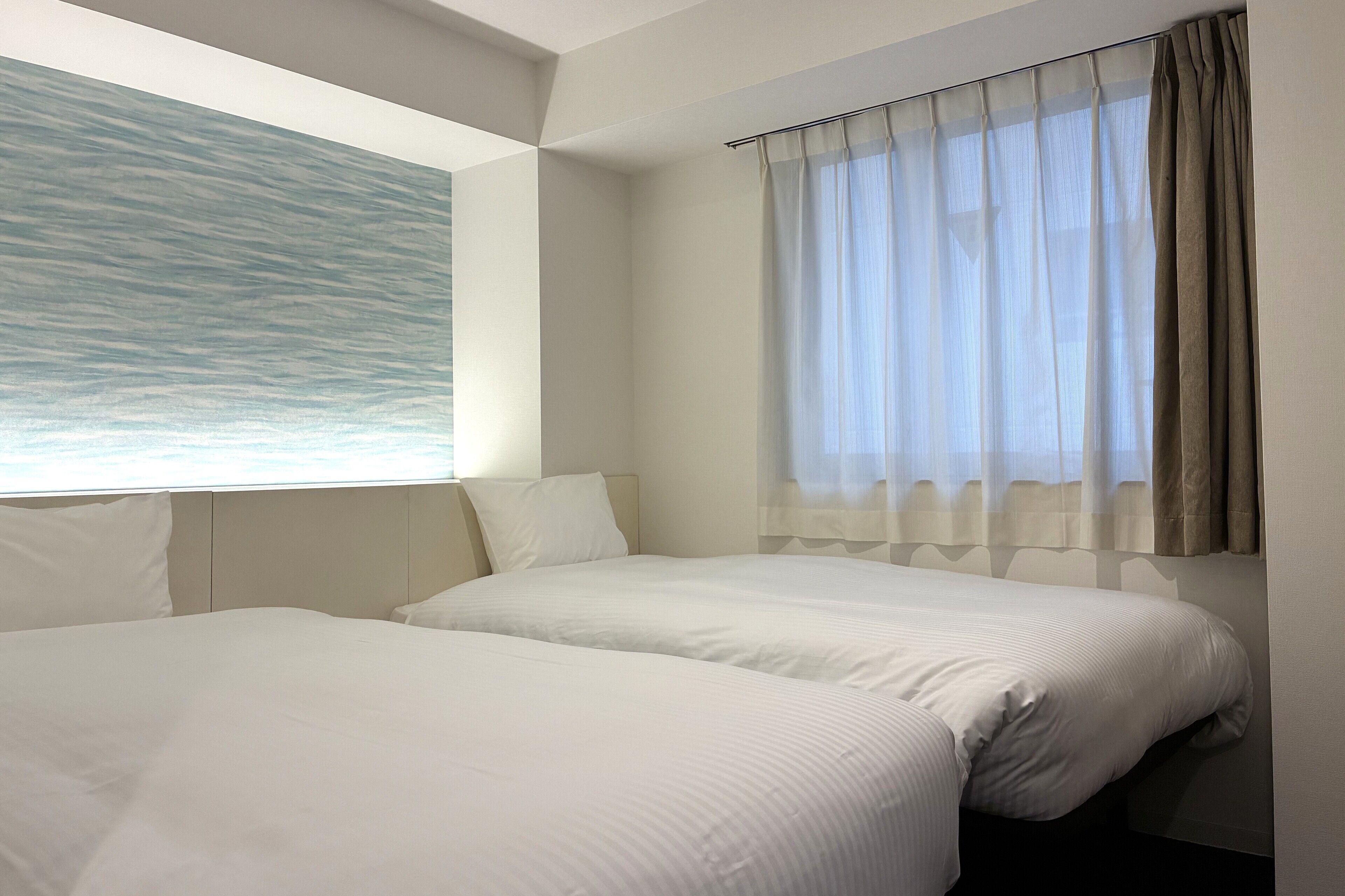 Tomannsrom, ikke-røyk | Dundyner, safe på rommet, skrivebord og blendingsgardiner