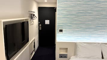 Cubrecamas, caja de seguridad en la habitación y escritorio