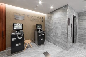 Lobby - Henn na Hotel Express Osaka Namba Nipponbashi Annex (Osaka)