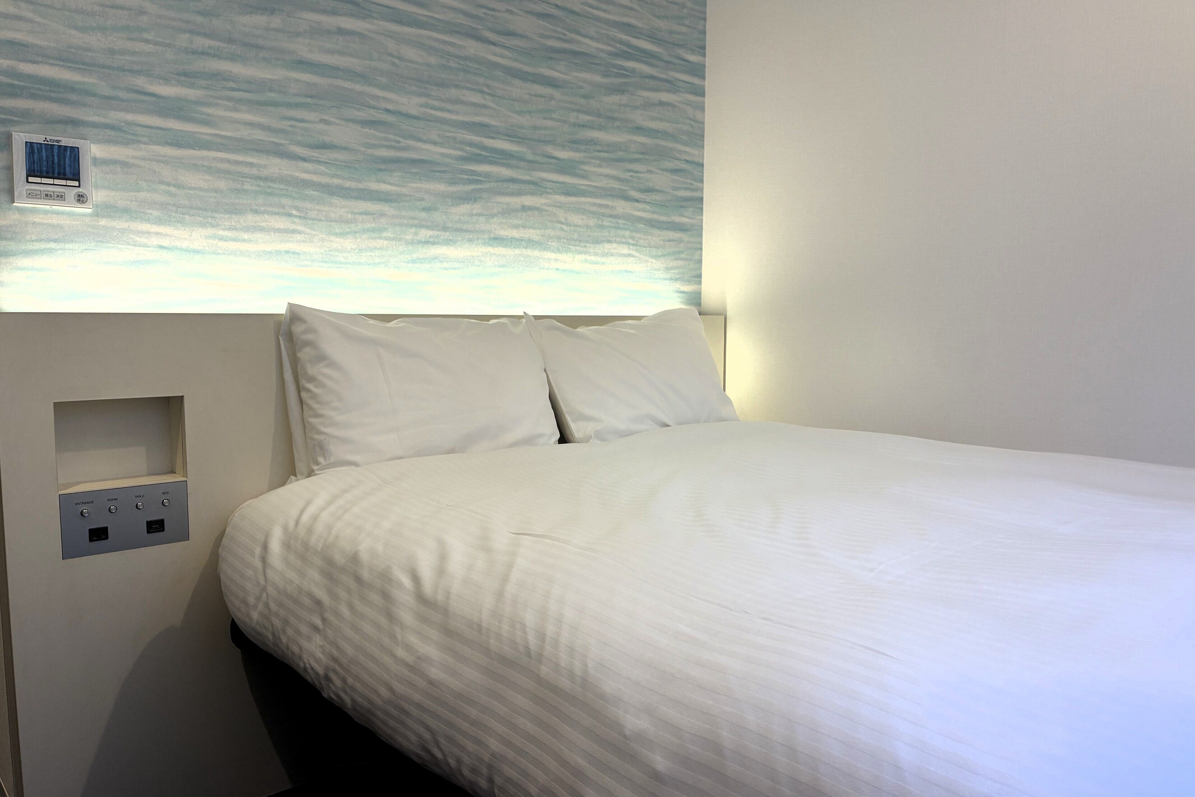 Dobbeltrom, ikke-røyk (Small) | Dundyner, safe på rommet, skrivebord og blendingsgardiner