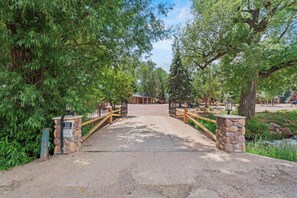 Property entrance - Timber Lodge Cabins 29 (Colorado Springs)