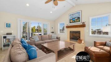 Televisión, chimenea, libros y oficina