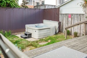 Outdoor spa tub - Gorgeous Pleasure Point Home - Sleeps 10! (Santa Cruz)