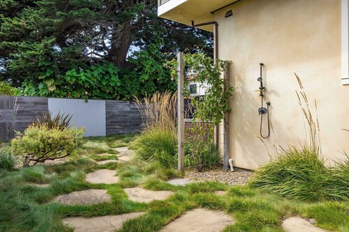 Gorgeous Pleasure Point Home - Sleeps 10!