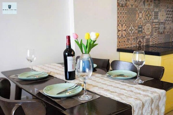 Apartament de luxe, 2 dormitoris, no fumadors, vistes a la ciutat | Minibar, planxa i posts de planxar, wifi gratuïta i roba de llit