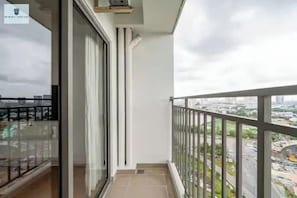 Deluxe-Apartment, 1 King-Bett, Nichtraucher, Stadtblick | Terrasse/Patio