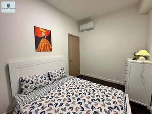 Apartament Deluxe, 3 dormitoris, cuina, vistes a la ciutat | Minibar, planxa i posts de planxar, wifi gratuïta i roba de llit