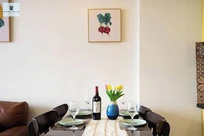 Luksushuoneisto, 2 makuuhuonetta, tupakointi kielletty, kaupunkinäköala | Minibaari, silitysrauta/-lauta, ilmainen Wi-Fi, vuodevaatteet