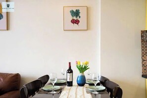 Luksushuoneisto, 2 makuuhuonetta, tupakointi kielletty, kaupunkinäköala | Minibaari, silitysrauta/-lauta, ilmainen Wi-Fi, vuodevaatteet