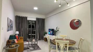 华丽公寓, 3 间卧室, 厨房, 城市景观 | 起居区 | 16-英寸电视(配备数码频道)