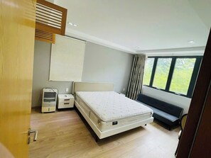 Minibar, free WiFi, bed sheets