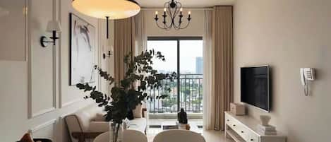 شقة بريميم - غرفتا نوم - بمطبخ - منظر للمدينة | منطقة المعيشة | تلفزيون بحجم 16-بوصة يعرض قنوات تلفزيونية رقمية