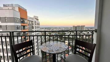 Deluxe appartement, 3 slaapkamers, keuken, uitzicht op stad | Terras