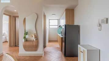 Appartement Deluxe, 1 trÚs grand lit, non-fumeurs, vue ville | Coin séjour | Télévision de 16 pouces avec chaßnes numériques