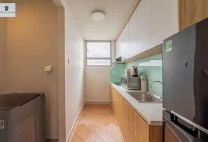 Apartament Deluxe, 1 llit de matrimoni gran, no fumadors, vistes a la ciutat | Cuina privada | Frigorífic, placa de cuina i rentaplats 