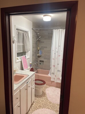 Hiustenkuivaaja, pyyhkeet, saippua, vessapaperi