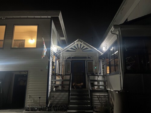 Quaint 1-bedroom apartment in Eureka connected to old Eureka home