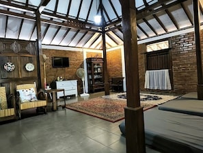 Quarto casal básico, vista para o jardim | Escrivaninha, Wi-Fi de cortesia