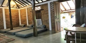 Quarto casal básico, vista para o jardim | Escrivaninha, Wi-Fi de cortesia