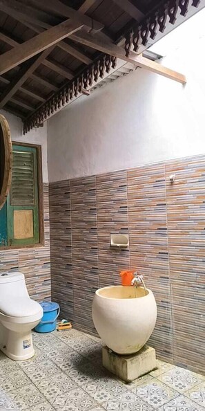 Dusche, kostenlose Toilettenartikel, Handtücher, Seife