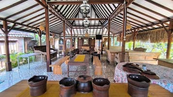 Basic Double Room, Garden View | Living area