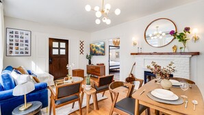 Ein modernes Wohnzimmer mit einem blauen Sofa, einem Holzesstisch und einem Kamin.