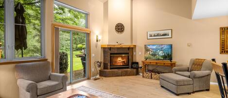 Televisión, chimenea