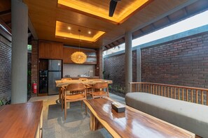 Deluxe Cottage, 1 Queen Bed, Non Smoking, Pool View | Living area