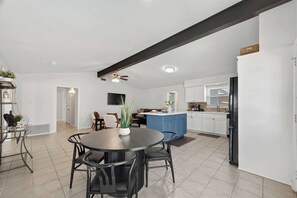 Dining - Groups & WFH Stay: La Porte TX| 4BR| Office| Grill (La Porte)