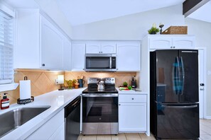 Frigorífico, microondas, horno y placa de cocina