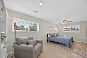 4 bedrooms, iron/ironing board, travel cot, WiFi - Groups & WFH Stay: La Porte TX| 4BR| Office| Grill (La Porte)