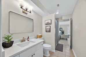 Shower, hair dryer, towels - Groups & WFH Stay: La Porte TX| 4BR| Office| Grill (La Porte)
