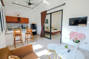 Deluxe Apartment | Minibar, desk - Crystal Flow Guest House & Apartment Canggu (Canggu)