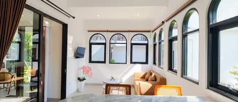 Minibar y escritorio