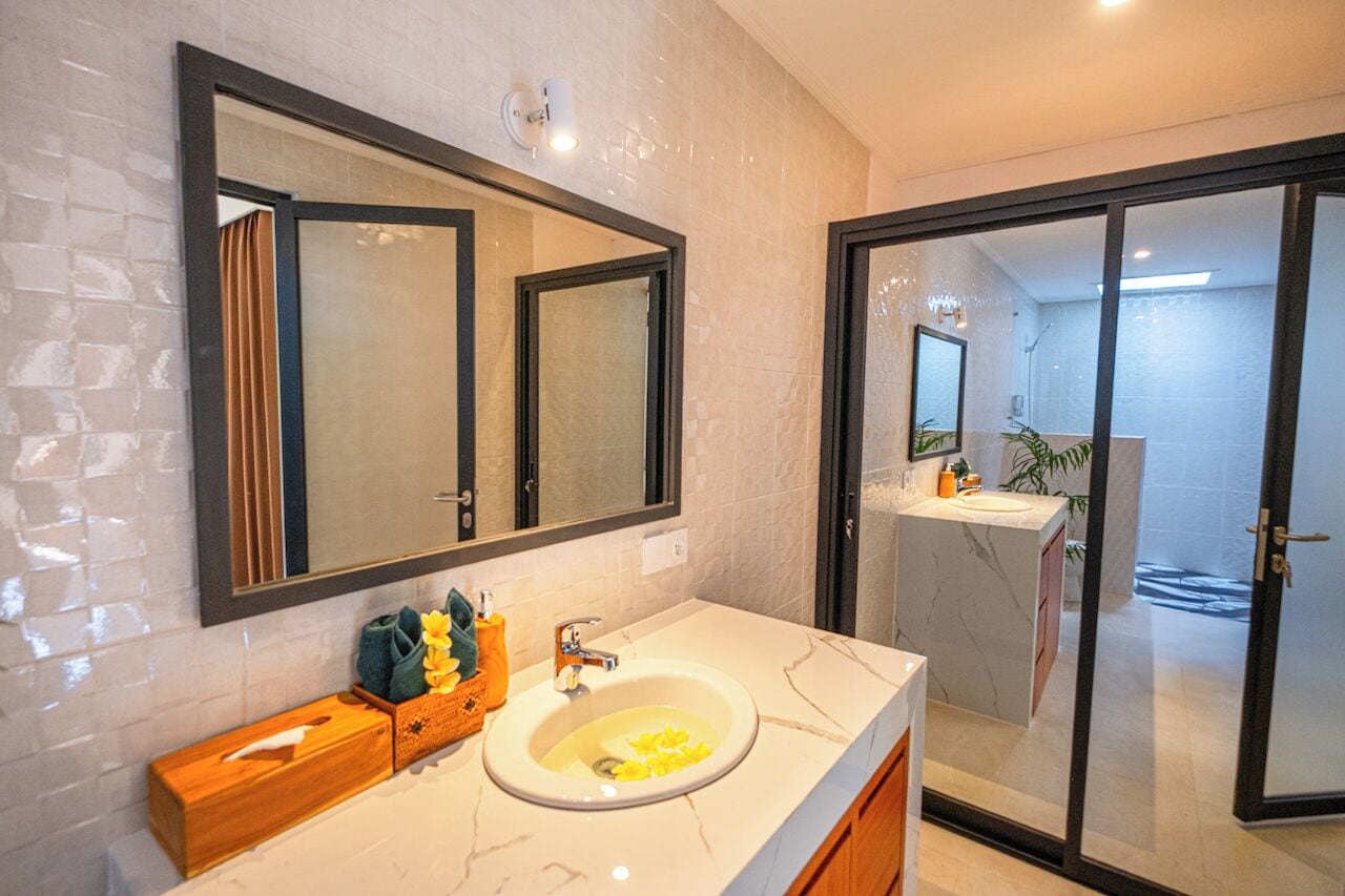 Apartemen Deluks | Kamar mandi | Shower, pancuran hujan, pengering rambut, dan handuk
