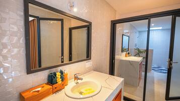 Apartemen Deluks | Kamar mandi | Shower, pancuran hujan, pengering rambut, dan handuk