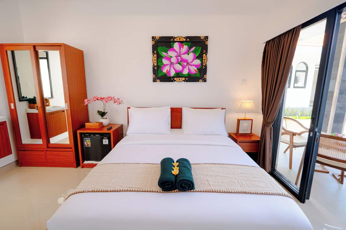 Standard Room | Minibar, desk