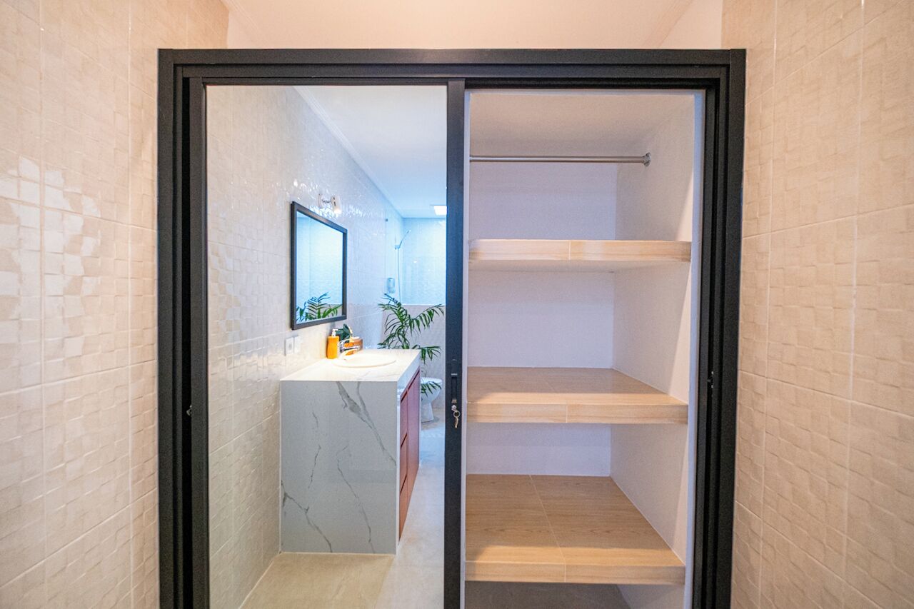 Deluxe Apartment | Minibar, desk